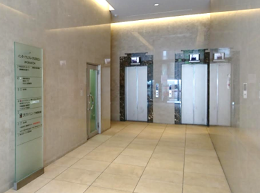 事務所の入っているビルのエレベーターホール